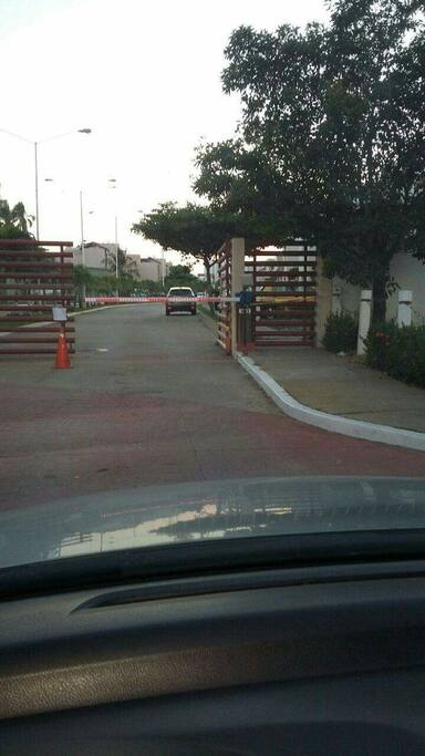 Acceso con Vigilancia y seguridad 24 hrs.