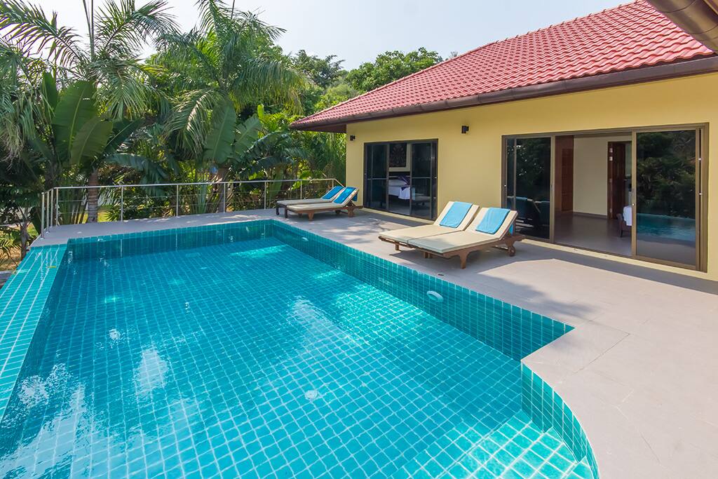 Belle piscine extérieure