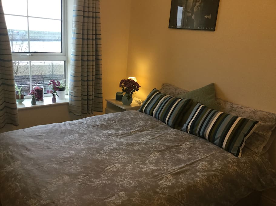 Private & cosy room with double-sized bed (137 x 187 cm or 4'6" x 6'2")