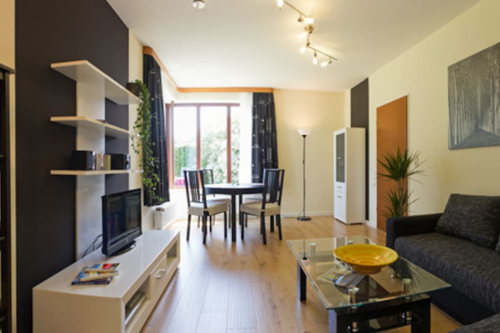 Nichts macht ein Zimmer behaglicher, als garstiges Wetter. In gemütlichem Ambiente, mit Büchern, Spielen, Kabel-TV, DVD und Radio/CD kann man bei jedem Wetter verweilen.