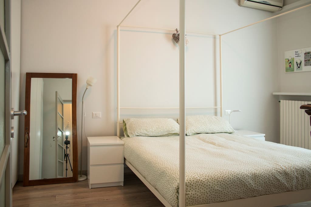 La camera da letto con il baldacchino