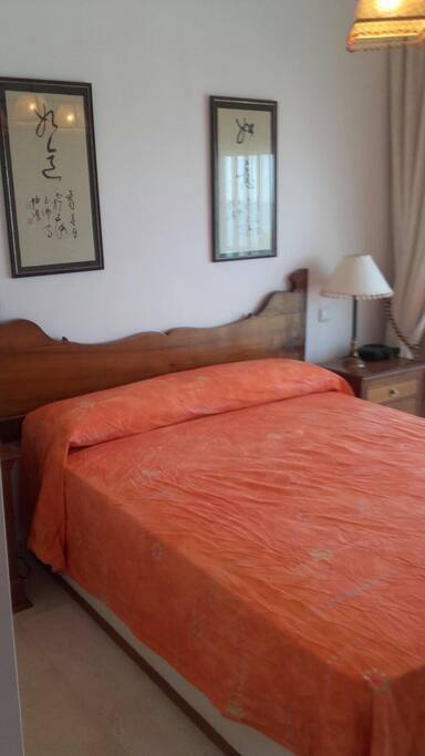 Habitacion principal, cama doble, preciosas vistas al mar, la terraza se une con la del salón. Dispone de armarios grandes, y baño en suite.
