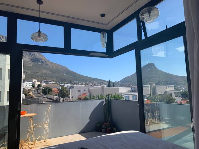 Beautiful home in trendy area with views & hot tub gallery image 5