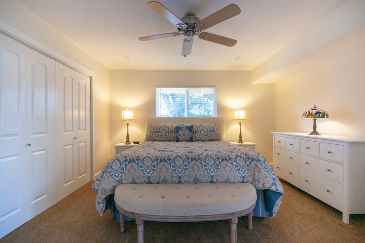 El dormitorio principal tiene una cama Cal King y un lugar para quitarte los zapatos.