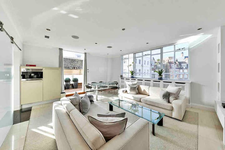 Sloane Street entrance, 2 bedrooms gallery image 2