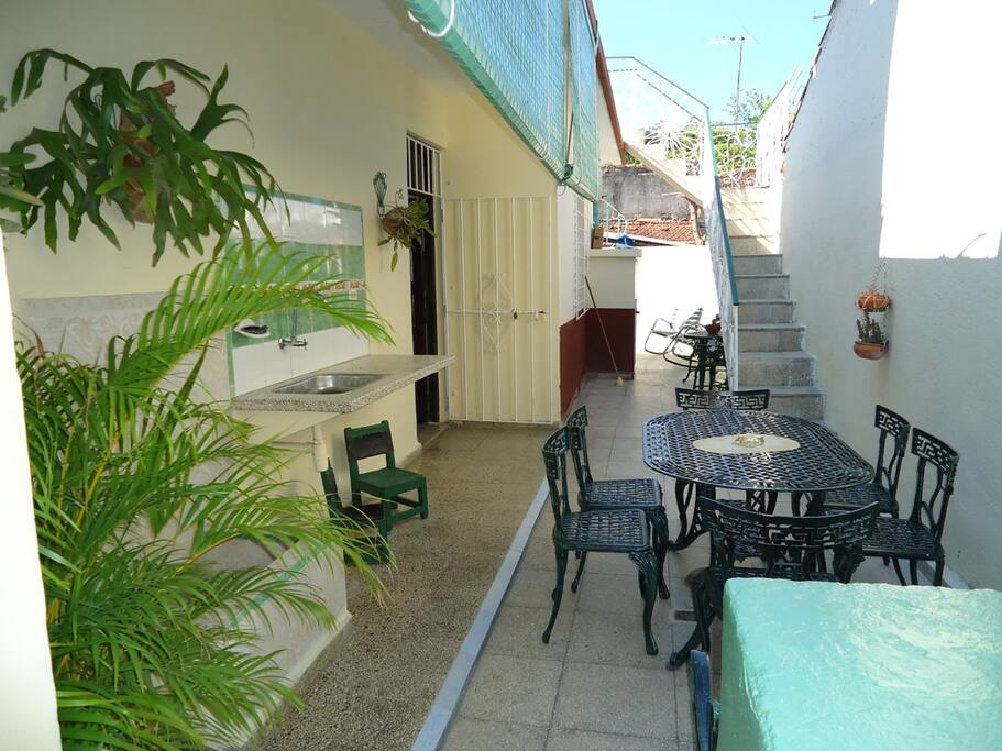 Desde la terraza se puede llegar al segundo piso, donde hay un mirador y está el cuarto de lavado From the Costa Sur Hostal's terrace you can reach the second floor, where there is a viewpoint and there is the laundry room./