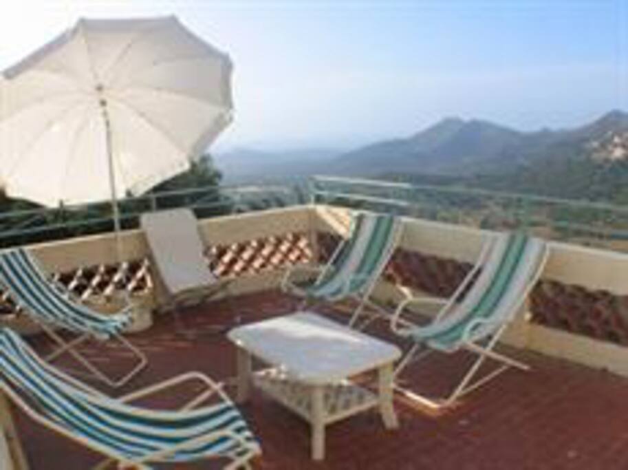 La terrasse avec vue sur le village de Belgodere et la mer au loin