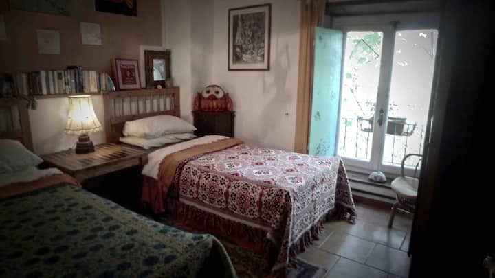 غرفة نوم في الطابق العلوي بسريرين 