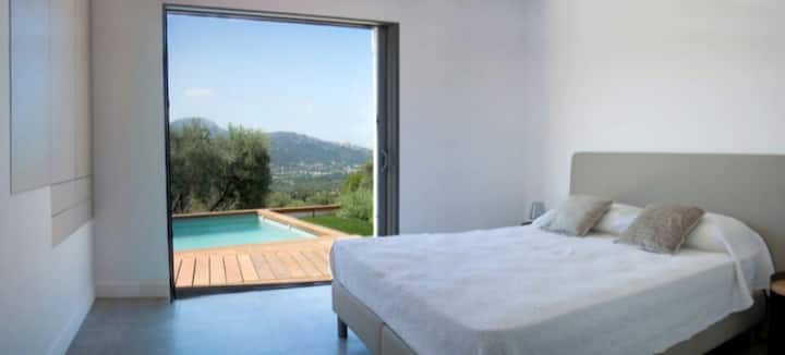 Спалня 4 , с легло 160x200, разделящо се на 2 легла 80x200, климатизирана, самостоятелна баня, големи килери