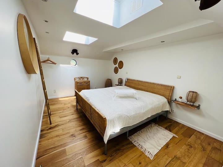 Stort "naturligt chic" soveværelse på 14 m2. To madrasser "adskilt", fordi elektrisk hoved til glidning i henhold til din komfort. Matelas Bambou (2 x 80). Glem ikke at planlægge sengetøj om natten: 2 faconlagener, 1 dyne (200 x 200) og 2 kasser.