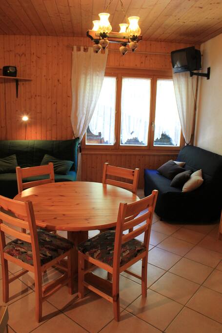 Parfait pour se détendre après une journée à ski ou pour une partie de Monopoly ou un jeu de cartes