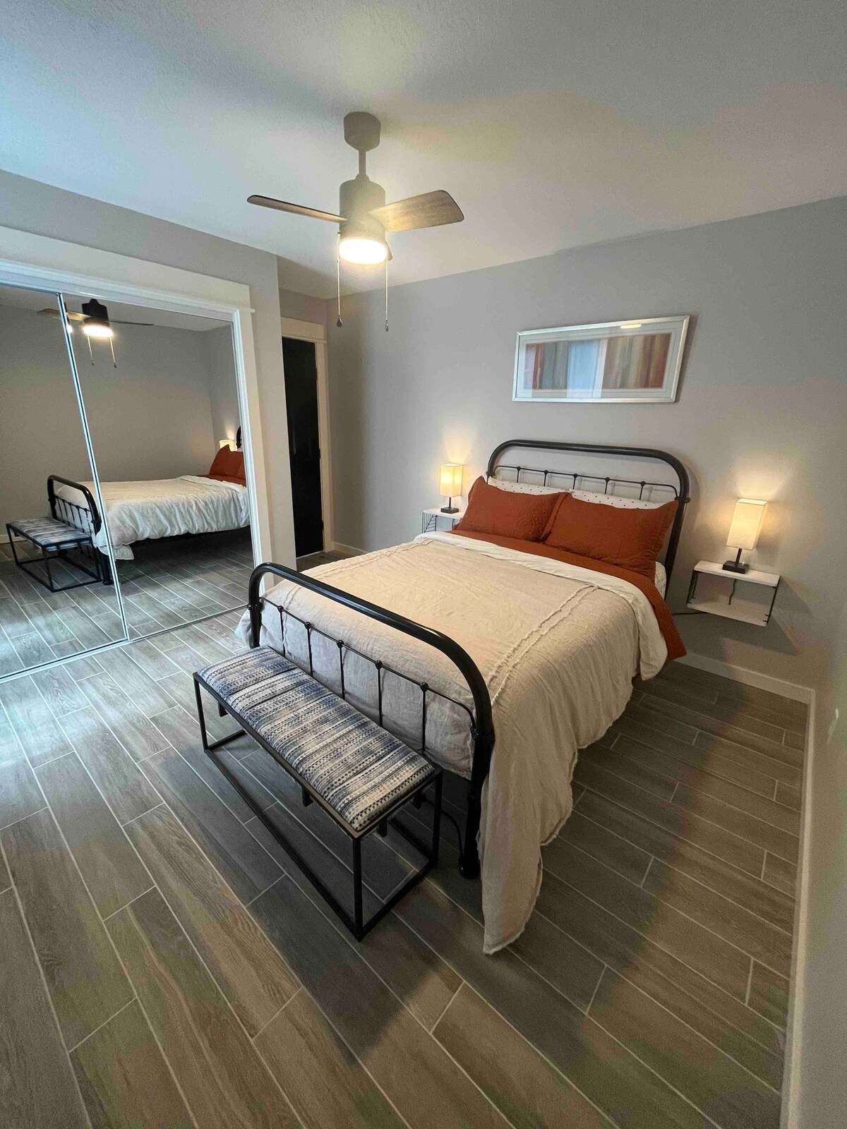 เตียงควีนไซส์พร้อมผ้าปูที่นอนสำรองในตู้เสื้อผ้ากระจกเงาพร้อมตู้เสื้อผ้าหากจำเป็น ทีวีติดตั้งอยู่บนผนังและม่านบังแสงบนหน้าต่าง