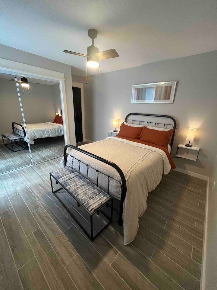 Брачен кревет (широк 150-179 см) со резервни чаршафи во огледален плакар заедно со гардеробер ако е потребно. Телевизорот е монтиран на ѕидот, а сенката за затемнување на собата на прозорецот.