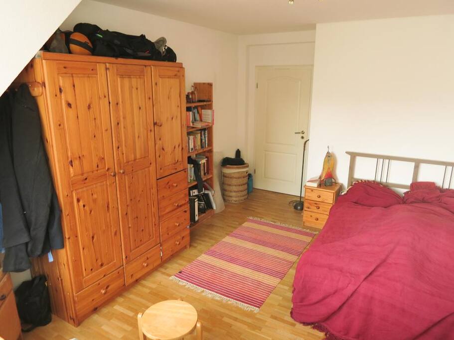 Im Schrank ist genug Platz, um Kostüme, etc. aufzuhängen.