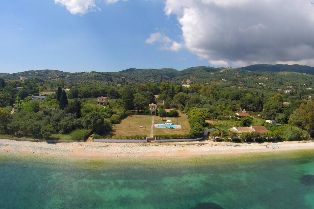 η παραλία με φόντο τη βίλα