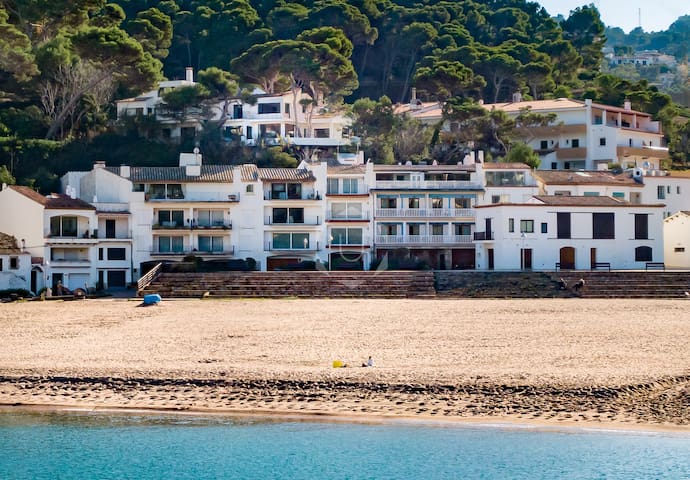 CHRISTINE – Bonita casa frente a la playa Sa Riera gallery image 4