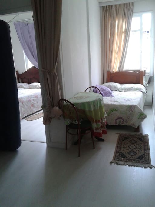 Sala com mesas redonda