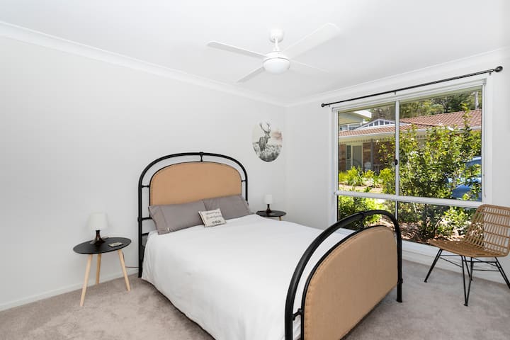 Amplio dormitorio queen