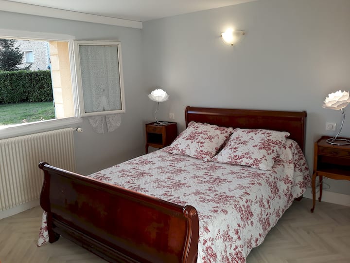 1 - ва спалня на приземния етаж с легло от 140 см