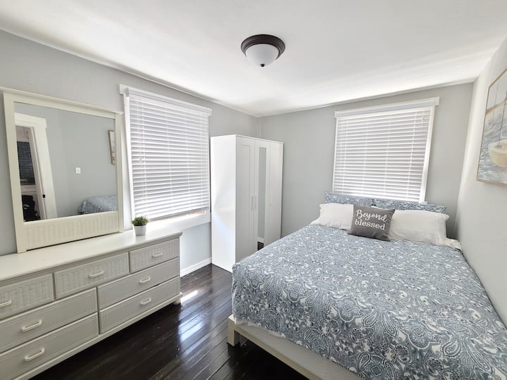 第二间卧室配有一个梳妆台和一个衣柜，可存放您的所有物品和衣服