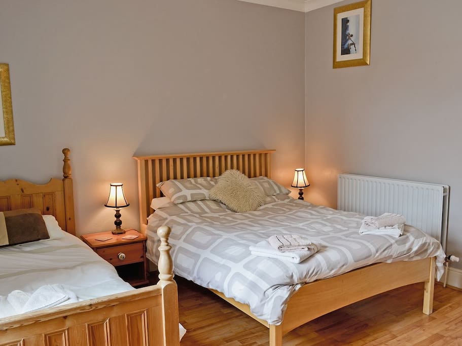 1 double, 1 single bedroom