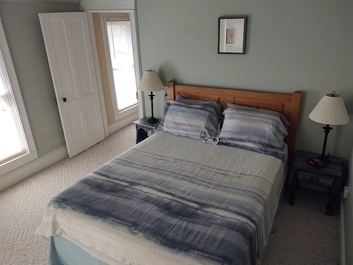 Საძინებელი # 1. საწოლი 152 × 203 სმ