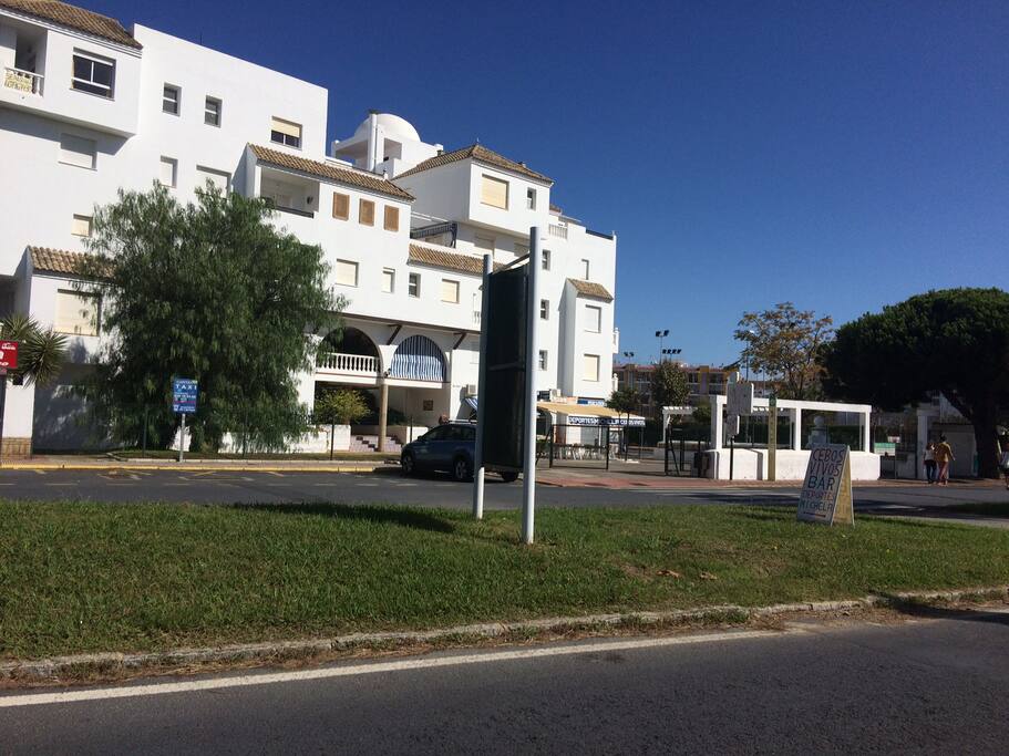 La fachada del edificio, visto desde la calle