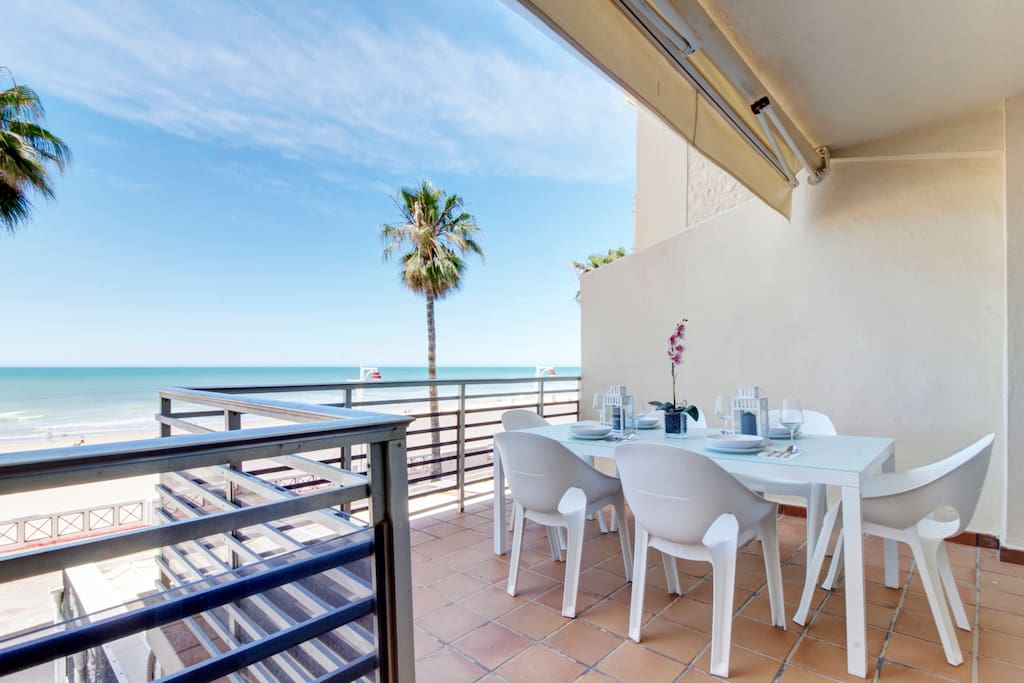 Espectacular terraza frente al mar