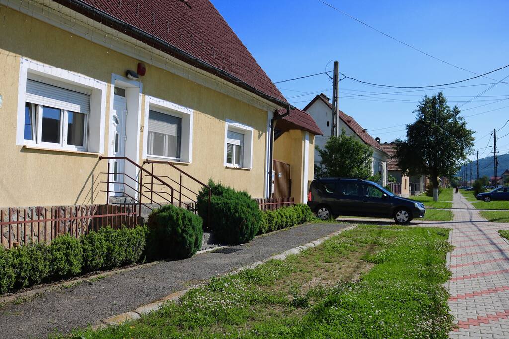 Landhaus Gerda Maria, Strassenansicht mit Gehweg