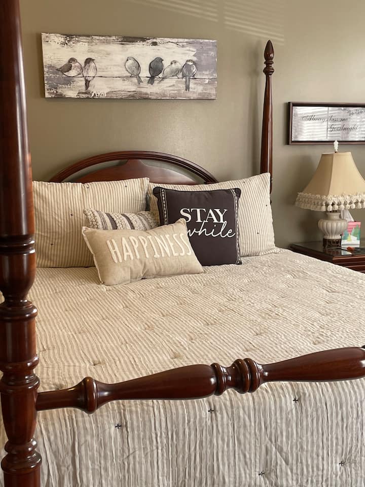 Брачен кревет (широк 150-179 см) каде што гостинот спие