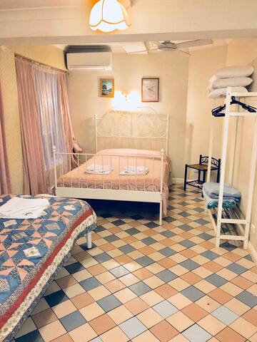 Inner-city 4 bedroom, 4 bath apt free wifi&parking gallery image 2