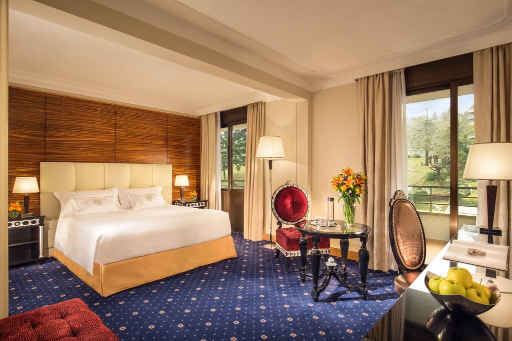 Bedrooms are bright and quiet, overlooking greeneries and a residential area