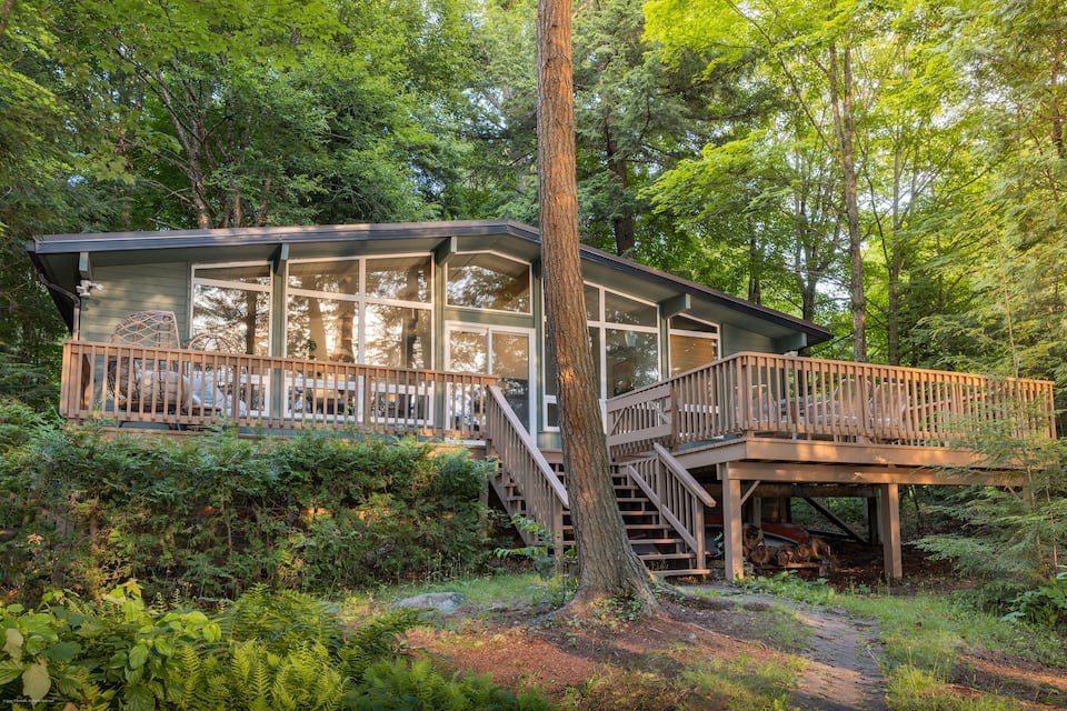 A glass-fronted cottage in the Muskoka woods, Lake of Bays, Ontario, Canada, photo 1 of 10