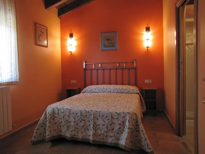 CALIDEZ EN SU TONO Y BAÑO INCORPORADO EN HABITACION