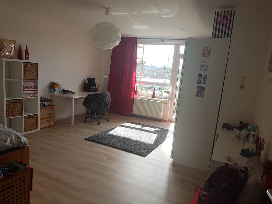 Mein Zimmer, wenn man zur Tür reinkommt