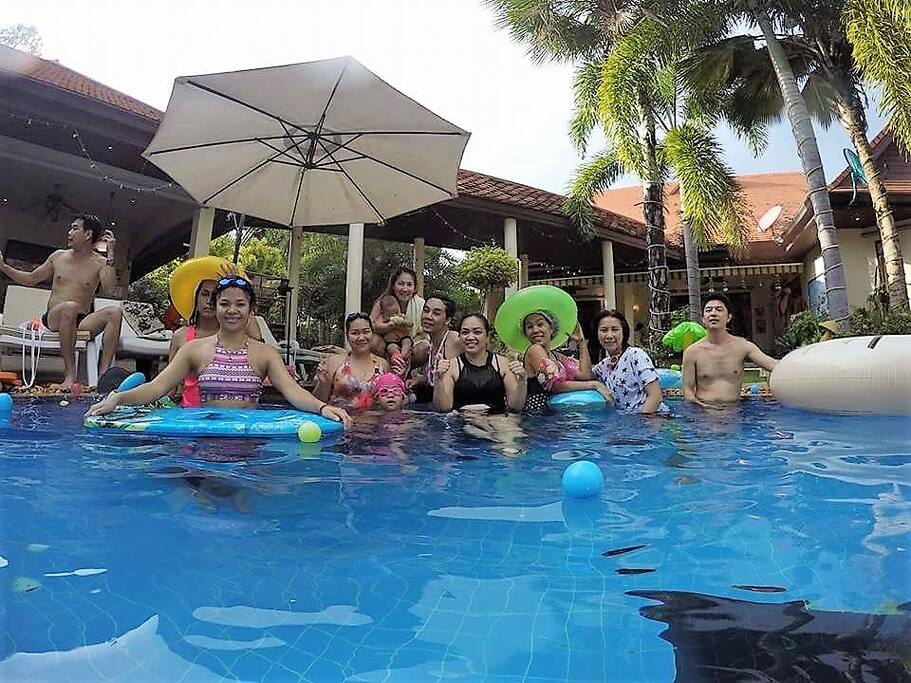 Party swimming in the Pool