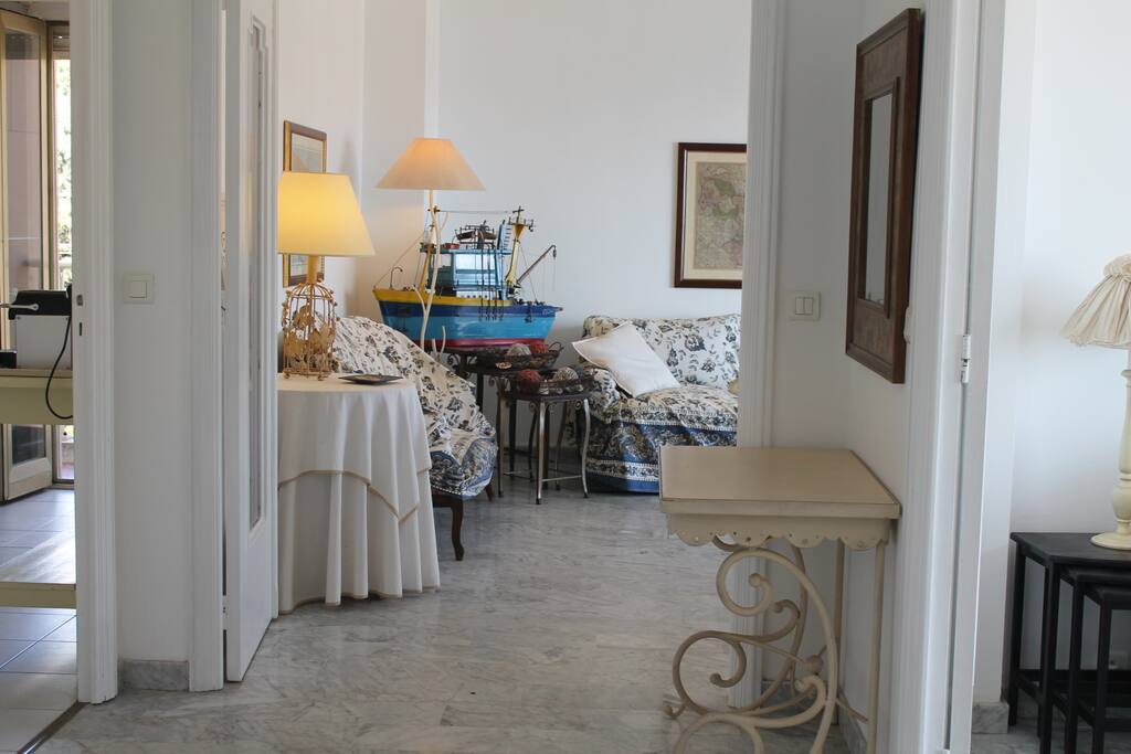 Ingresso con vista su soggiorno e cucina.
Entrée donnant sur séjour et cuisine.