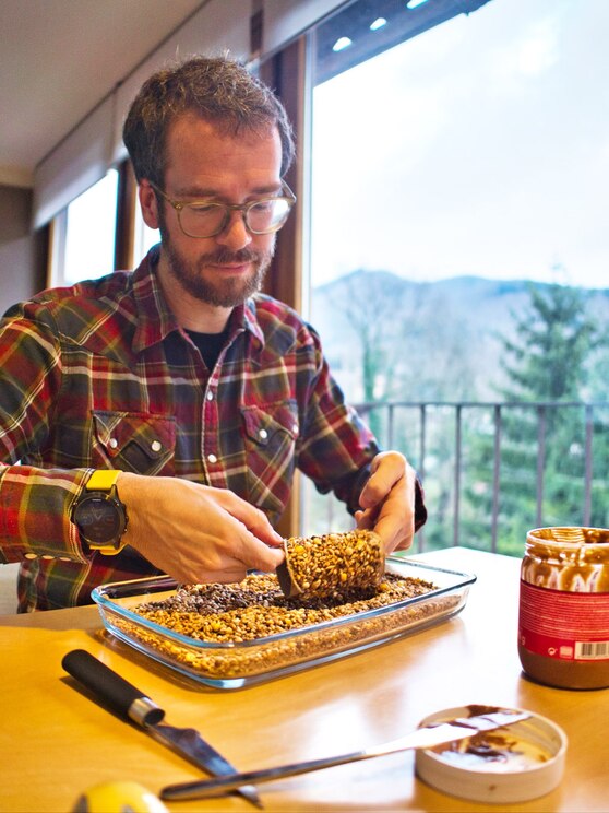 Show full-screen, host-provided image