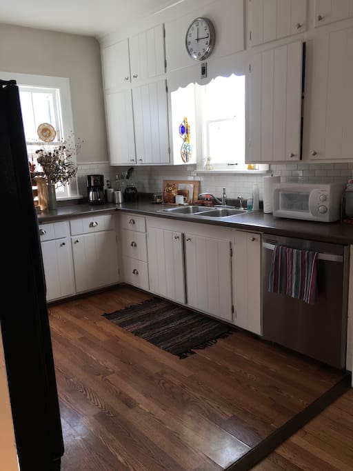 Full kitchen with nice gas range and dishwasher.