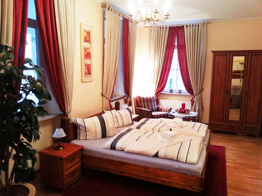 Großes Schlafzimmer Nr. 1 mit Doppelbett und Flat-TV