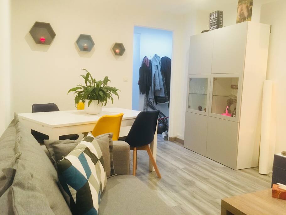 Le coin salle à manger possède une table extensible pour des dîners confortables