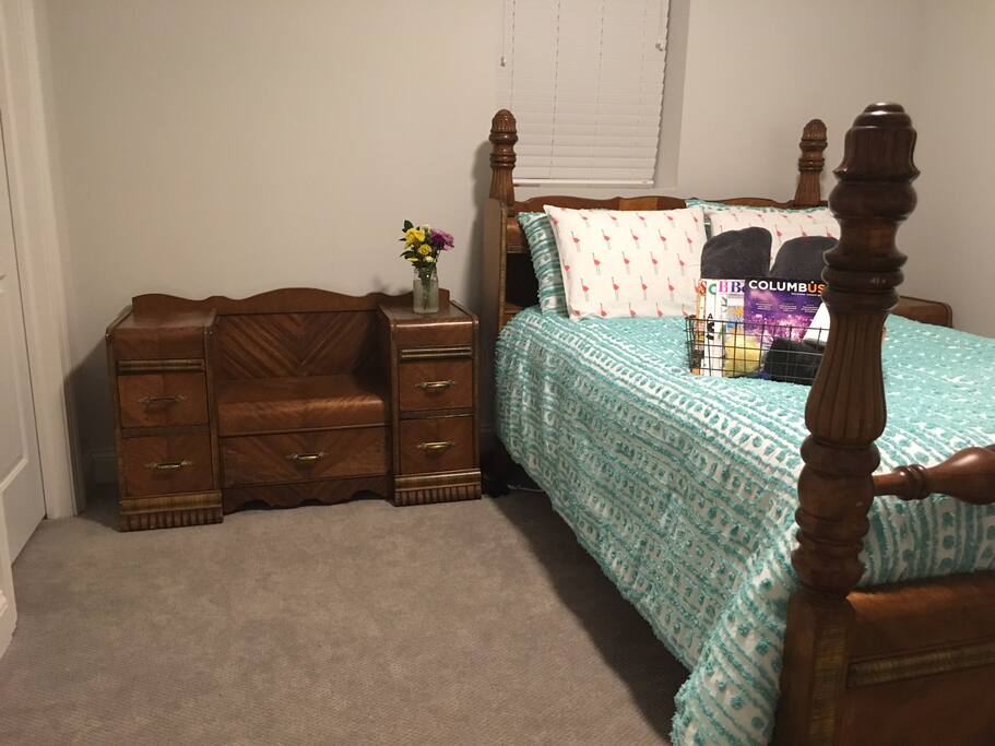 Full bed with wonderfully comfortable sheets