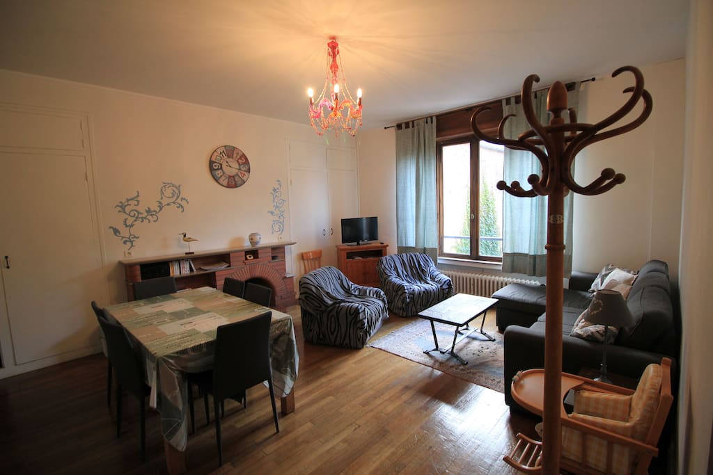 La pièce de vie au parquet ancien.