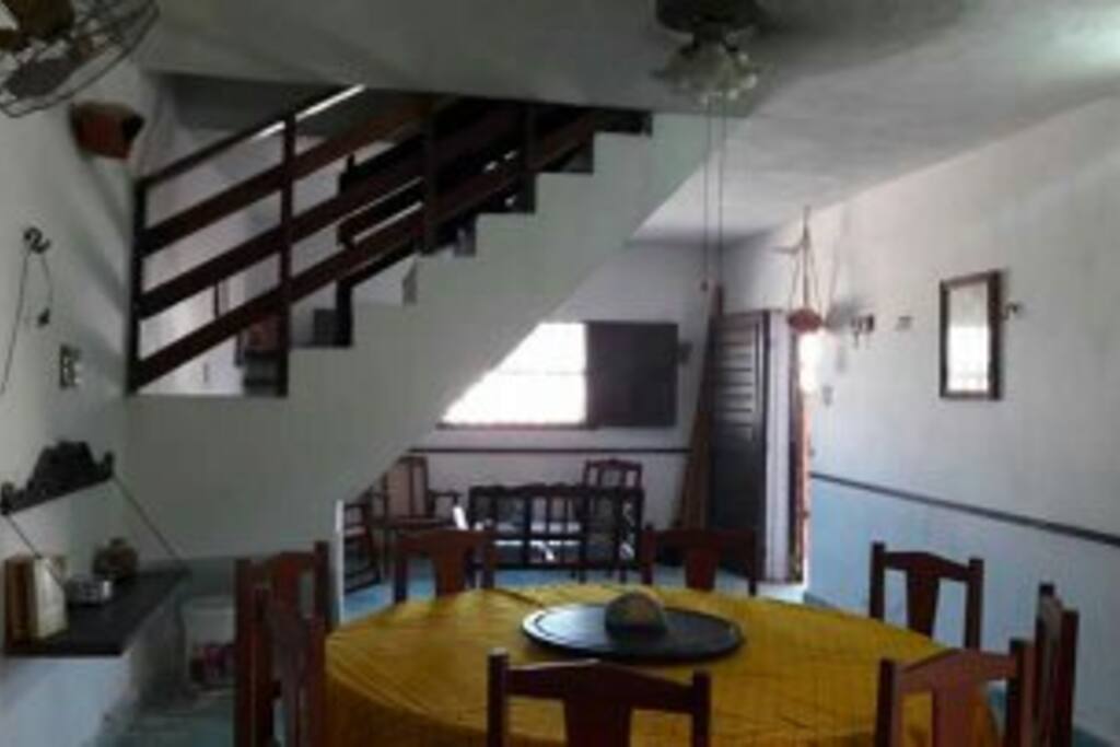 Te presento el comedor y la sala. La puerta que ves de lado derecho de la foto es la puerta principal.
I introduce you to the dinning room and living room. The door that you see at the right side of the photo is the main door.