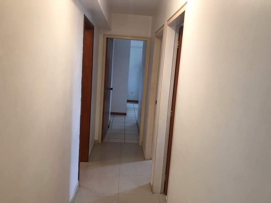 Pasillo hacia 3 habitaciones y baño