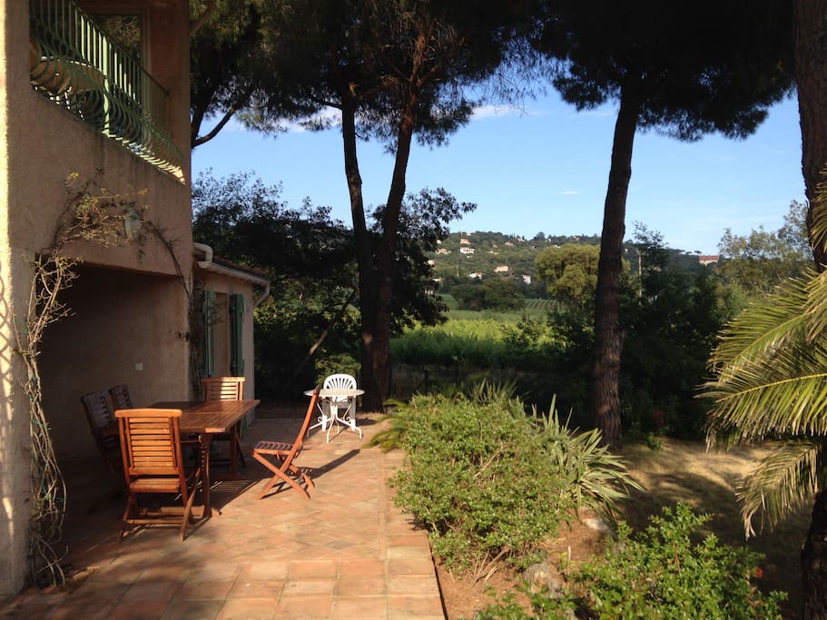 La terrasse et les vignes du domaine de la Croix en arrière plan