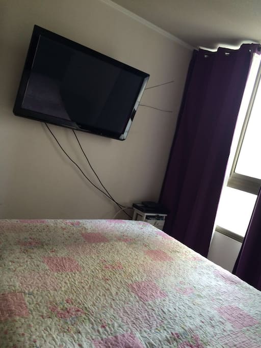 Habitación con cama Matrimonial y televisor