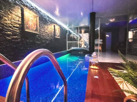 Loft Spacious indoor pool