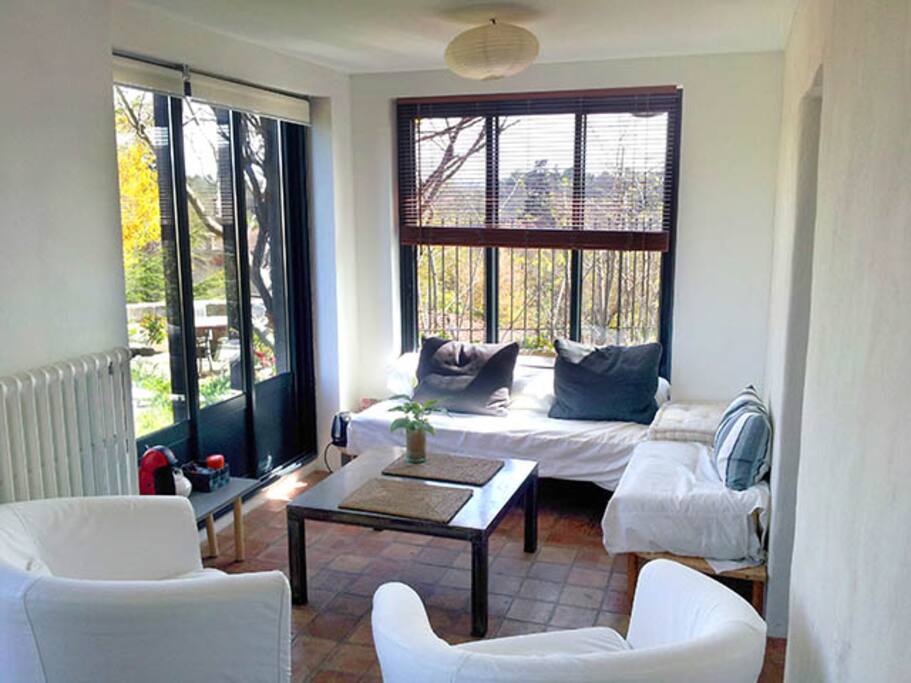 Le salon, lumineux et ouvert sur le jardin.