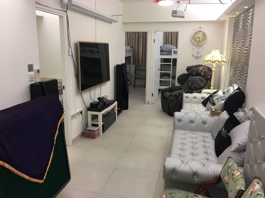 Spacious Living and Dinning Room and High Quality AV Cinema with Open Kitchen. 特大客厅提供最顶级影院设备及餐饭空间,与开放式厨房相连